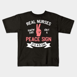 Real Nurses know this isn't a peace sign - It's 4-5cm Kids T-Shirt